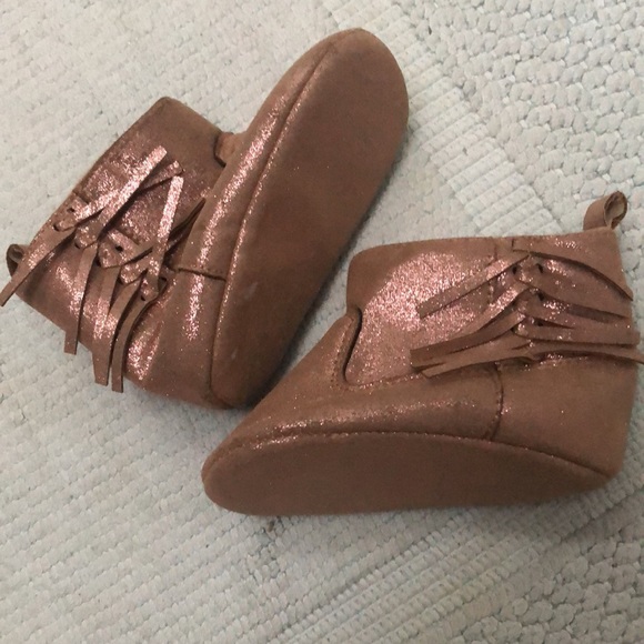 Girls’ metallic bronze baby booties. Size 9-12 Soft and comfortable. Velcro. - Picture 4 of 7